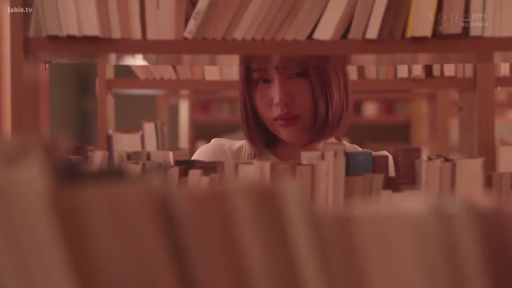 忧郁 · 站立 · 面部特写 · 书架 · 暖光 · 窥视 · 图书馆 · 白色针织衫