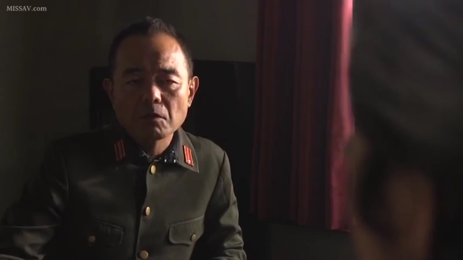 室内 · 坐姿 · 严肃 · 面部 · 凝视 · 大叔 · 军装