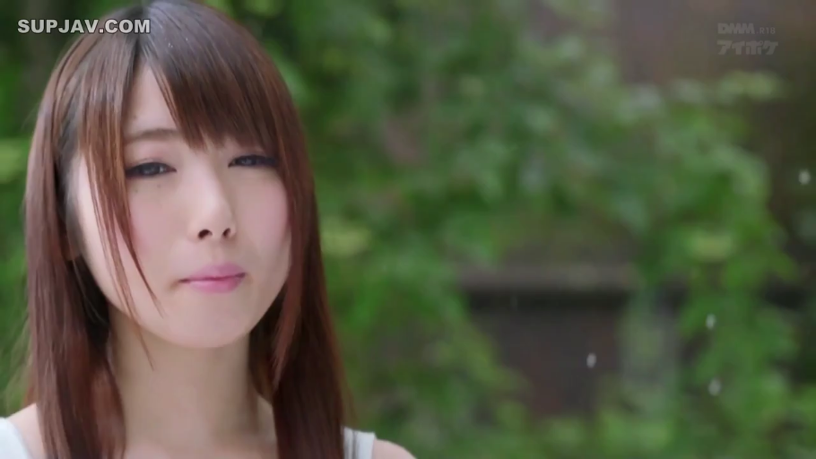 Close-up of the face · 平静 · White top · Gaze · Outdoor · 正面 · brown long hair