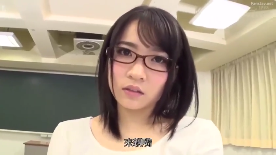 坐姿 · 中景 · 微笑 · 酒瓶酒杯 · 餐厅 · 休闲服 · 多人场景 · 饮酒交谈