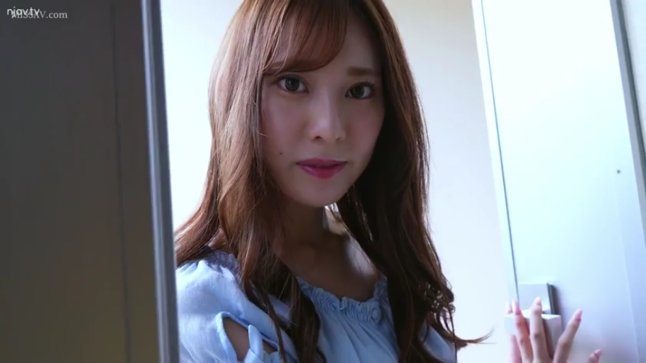 卧室 · 巨乳 · 陶醉 · 自慰 · 仰卧 · JK制服 · 润滑液 · 霓虹灯