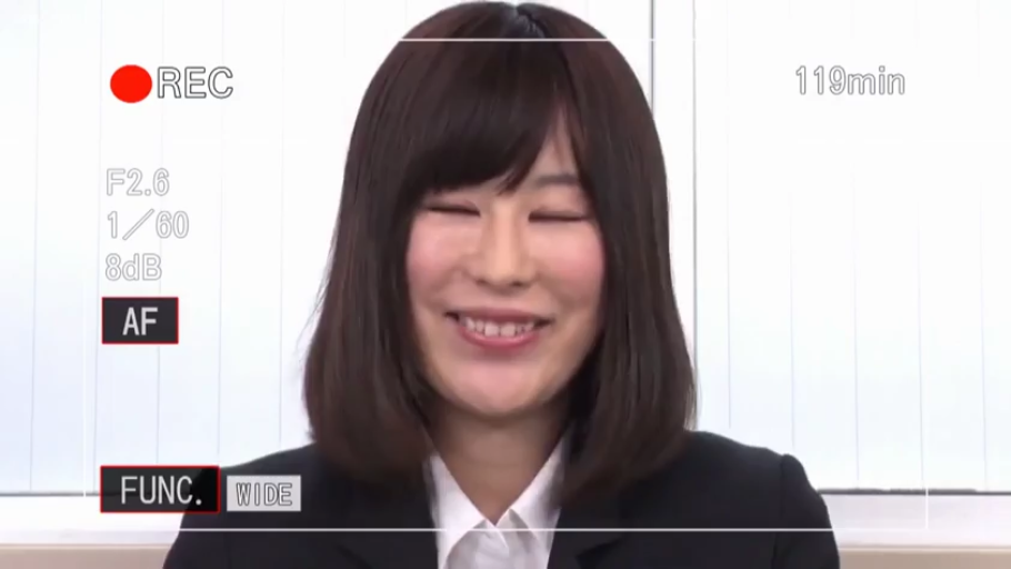 室內 · 臉部特寫 · 微笑 · 職業裝 · 正坐 · 录制 · 亚洲女性 · 摄像机界面