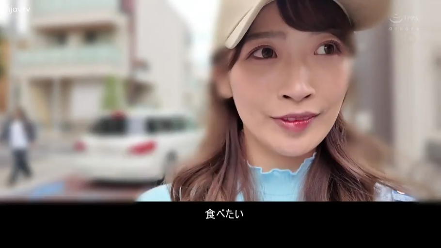 脸部特写 · 站立 · 微笑 · 注视 · 长发 · 室外街道 · 棒球帽