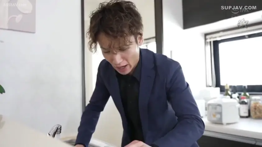 俯身 · 半身 · 厨房 · 西装