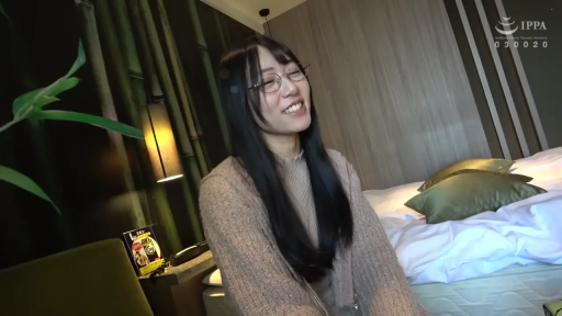 室内 · 坐姿 · 马赛克 · 微笑 · 多人 · 近景 · 水手服