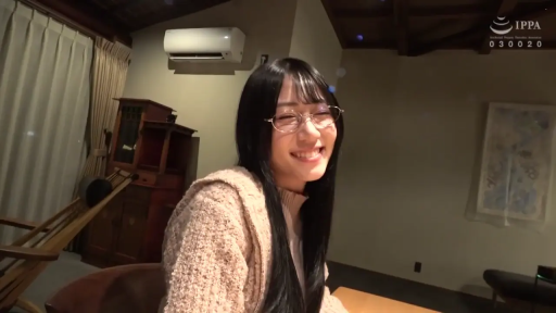 室内 · 坐姿 · 眼镜 · 微笑 · 对视 · 针织衫 · 长发 · 半身像