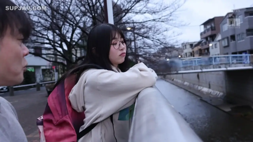 背包 · 平静 · Side face · 剧情片 · 眺望 · 米色卫衣 · 桥边 · 趴伏栏杆