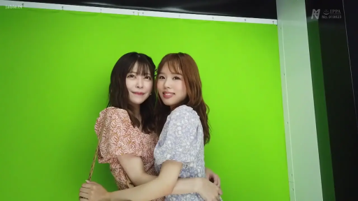 拥抱 · 微笑 · 面对镜头 · 半身 · 双人 · 碎花连衣裙 · 摄影棚绿幕