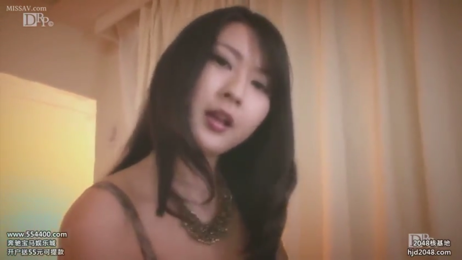 室内 · 俯身 · 迷离 · 面部特写 · 凝视 · 吊带衫