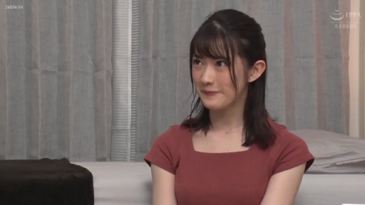 室内 · 座り姿勢 · 面部 · 微笑 · 窗帘 · 横に頭を傾ける · 少女 · 红色短袖