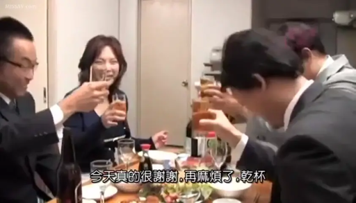 坐姿 · 全景 · 酒杯 · 餐厅 · 笑容 · 西装 · 聚餐 · 职场聚会