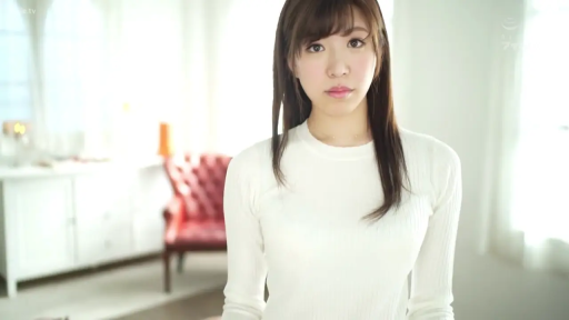 Stand · 平静 · 上半身 · 椅子 · 室内客厅 · 看向镜头 · 白色修身上衣