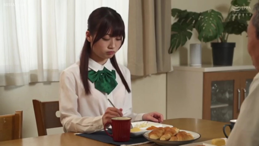 坐姿 · 沉思 · 中景 · 居家 · 学生制服 · 餐厅 · 用餐 · 餐具