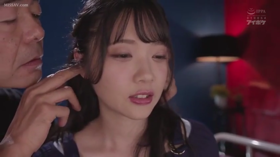 室内 · デスクライト · 顔のクローズアップ · 男女互动 · 横座り · 迷离期待 · 蓝色休闲装 · 被抚摸耳朵