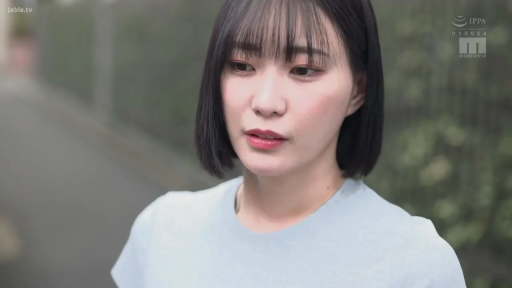 忧郁 · 脸部特写 · 站立 · 户外 · 短发 · T恤