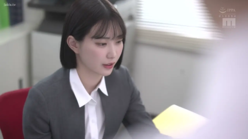 平静 · 脸部特写 · 白色衬衫 · 办公室 · 文件