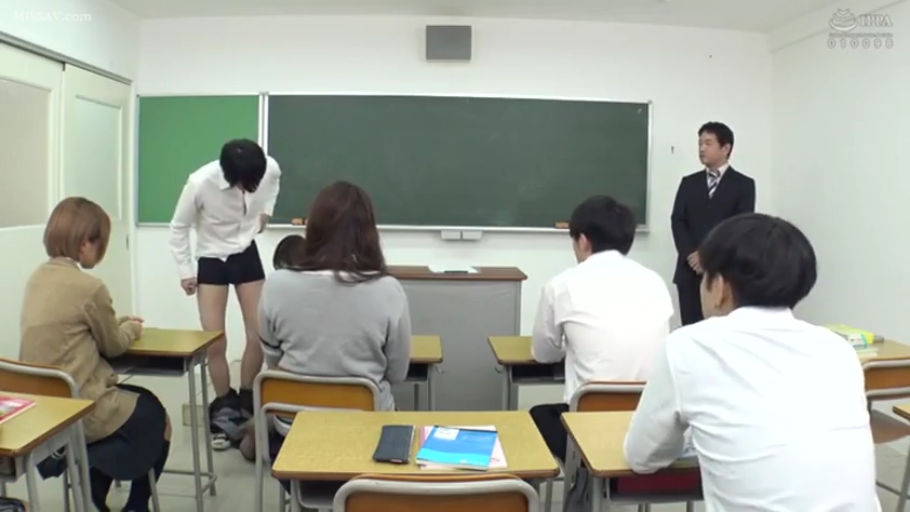 内裤 · 教室 · 站立 · 全景