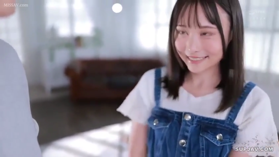 室内 · 站姿 · 半身特写 · 注视 · 羞涩微笑 · 齐刘海 · 牛仔背带裙