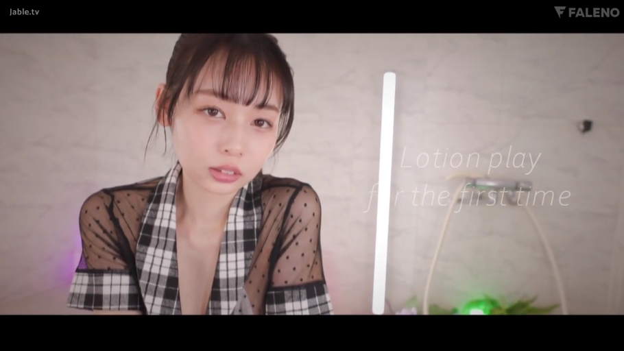 浴室 · 迷离 · 面部特写 · 凝视 · 正对镜头 · 透视装 · 日韩