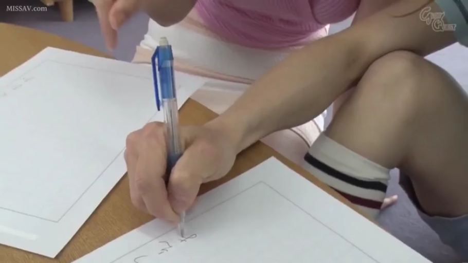 室内 · 坐姿 · 条纹袜 · 手部特写 · 书写 · 稿纸