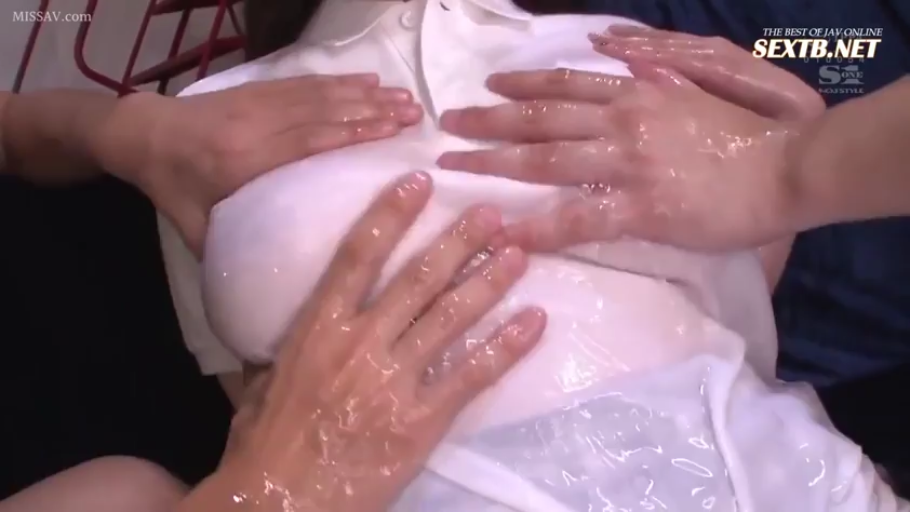 室内 · 胸部特写 · 躺姿 · 白色POLO衫