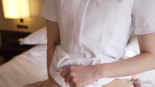 坐姿 · 护士服 · 角色扮演 · 臥室 · 床 · 躯干特写 · 无表情 · 撩起衣摆