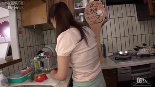 キッチン · 居家背景 · 背身站立 · 切菜 · 短袖半裙 · 菜刀与砧板