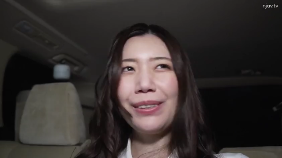 坐姿 · 交谈 · 脸部特写 · 微笑 · 白色衬衫 · 长发 · 汽车内