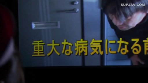 At the door · Serious · Plot · 面部特写 · Door handle · 黑色上衣 · Peeping · 低头弯腰