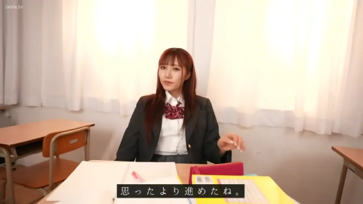 坐姿 · 校服 · 教室 · 中景 · 平静 · 课桌 · 注视 · 清纯