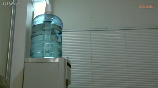 室内 · 百叶窗 · 水桶 · 饮水机特写