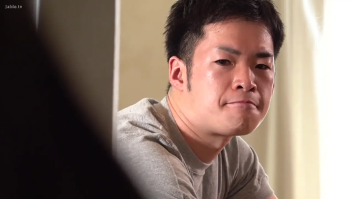 室内 · 坐姿 · 严肃 · 脸部特写 · 注视 · 男性 · 灰色短袖