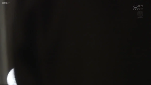 室内 · 面部 · 憂鬱 · 站立 · 字幕 · 独白 · 薄暗 · 高领衫