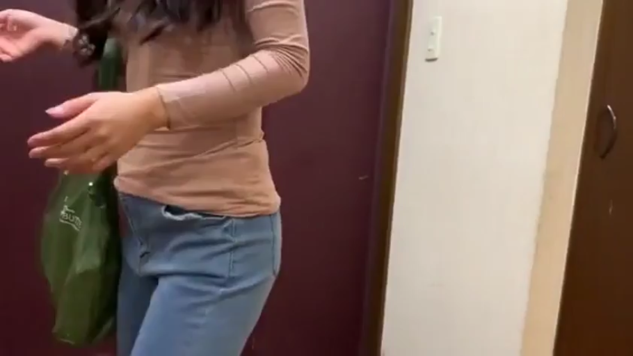 室内 · 行走 · 紧身上衣 · 侧拍 · 腰部 · 手提袋 · 日常行为