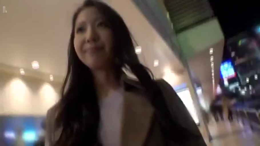 Smile · Gaze · 特写 · Subjective Perspective · 走动 · 休闲外套 · Night Street