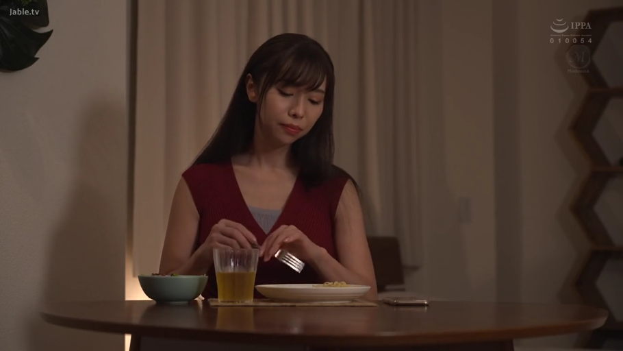 坐姿 · 忧郁 · 餐厅 · 长发 · 用餐 · 餐具 · 半身照 · 红色V领针织衫