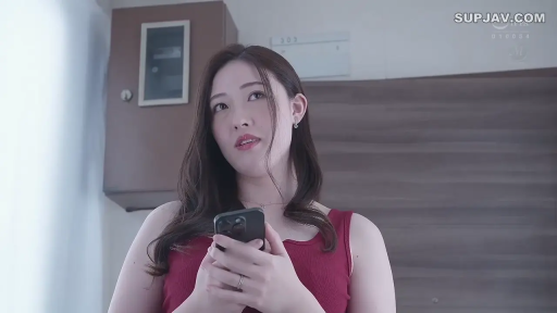 Indoor · 巨乳 · 平静 · 手机 · 上半身特写 · 思考 · 持机姿势 · 红色无袖背心