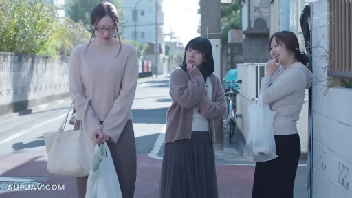 Stand · 全景 · Smile · Casual wear · Outdoor street · 三人 · 购物袋 · 闲谈