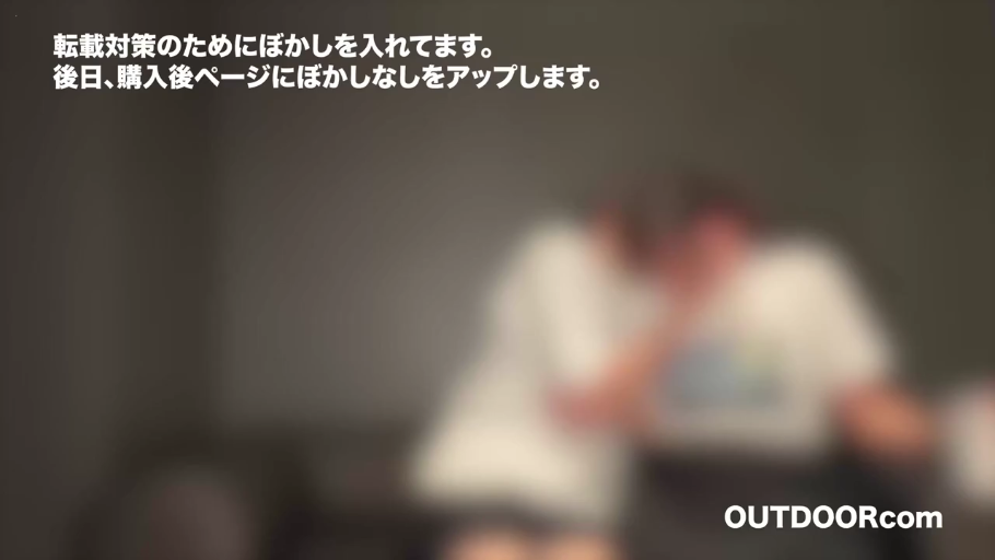 室內 · 坐姿 · 中景 · 模糊 · 亲昵 · 模糊处理 · T恤