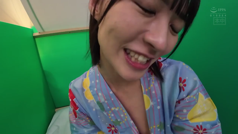 室内 · 俯身 · 脸部特写 · 微笑 · 亚洲女性 · 浴衣 · 看着镜头