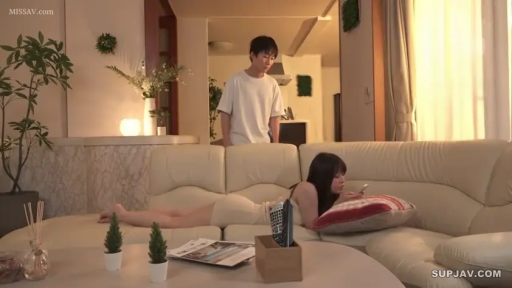 客厅 · 远景 · 靠垫 · 趴卧 · 平淡 · 自然光 · 玩手机 · 居家裙