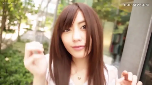 站立 · 白衬衫 · 微笑 · 半身 · 项链 · 户外 · 理发 · 棕发