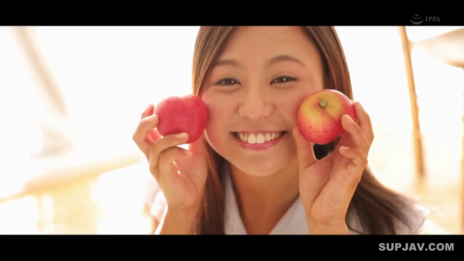 室内 · 校服 · 脸部特写 · 展示 · 笑容 · 长发 · 正面 · 苹果