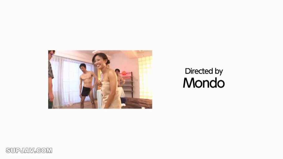 室内 · 按摩床 · 站立 · 中景 · 微笑 · 交流 · 多人 · 围浴巾