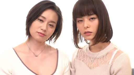 白色背景 · 高冷 · 项链 · 面部特写 · 短发 · 注视镜头 · 并排坐姿 · 白色低胸针织衫