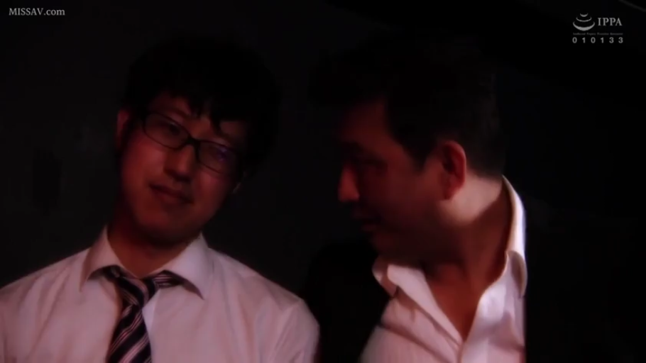 面部 · 眼镜 · 平静 · 并排坐 · 交流 · 同性 · 西装衬衫 · 暗处