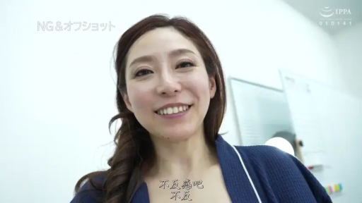 站立 · 客厅 · 注视 · 撩裙 · 报纸 · 格子衫