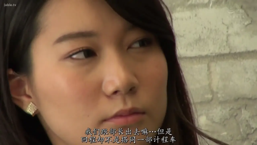 室内 · 忧郁 · 耳环 · 面部特写 · 中文字幕 · 倾听 · 侧头