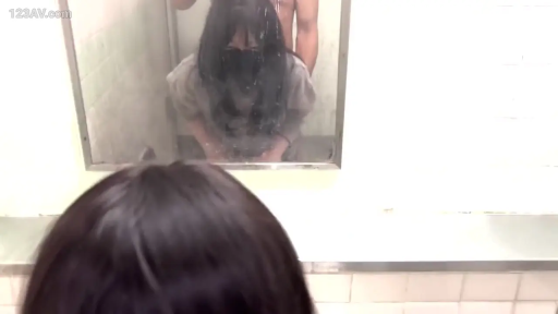 中景 · 跪姿 · 灰色上衣 · 衛生間