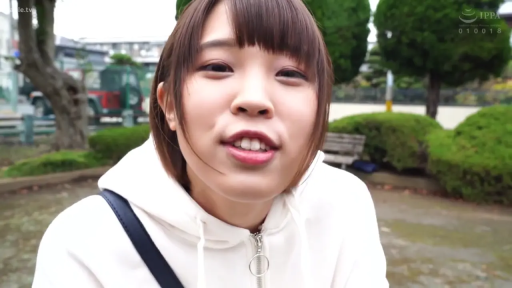 Close-up of the face · Smile · 挎包 · 注视镜头 · 短发 · Lean forward · 户外公园 · 白色卫衣